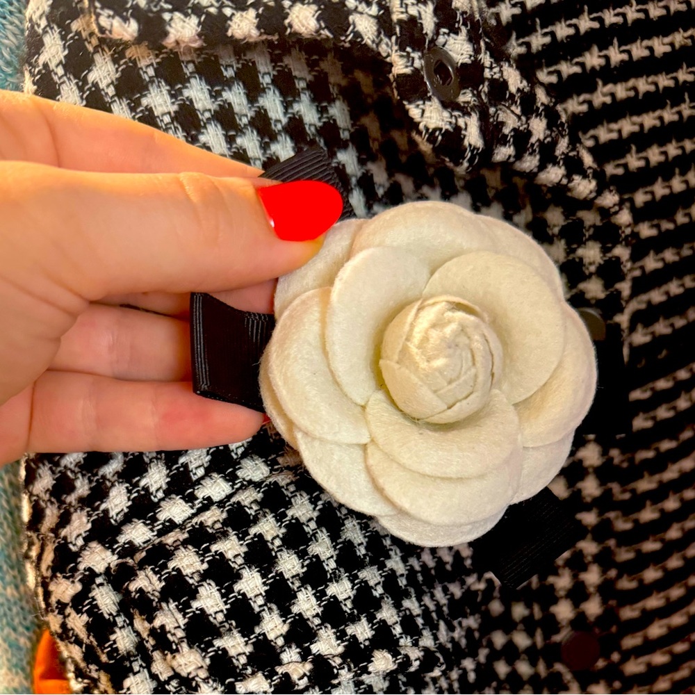 Camilla brooch for clothing black and white